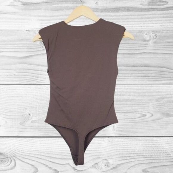 Babaton Thong Bodysuit S Brown Stretch Knit Cap Sleeve Padded Shoulder Fitted - Picture 2 of 7